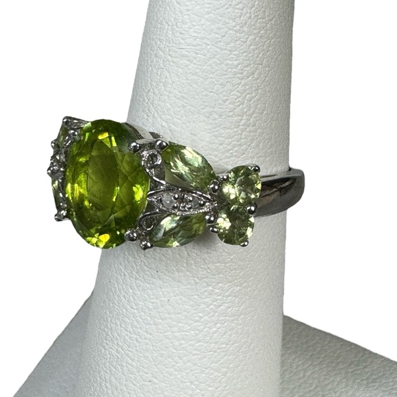 Beautiful chartreuse green peridot ring 💚 - Picture 6 of 16